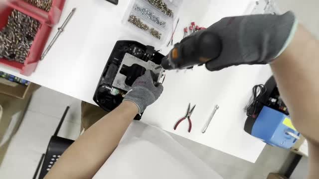 Fogging machine assembly, recorded from the worker’s point of view.